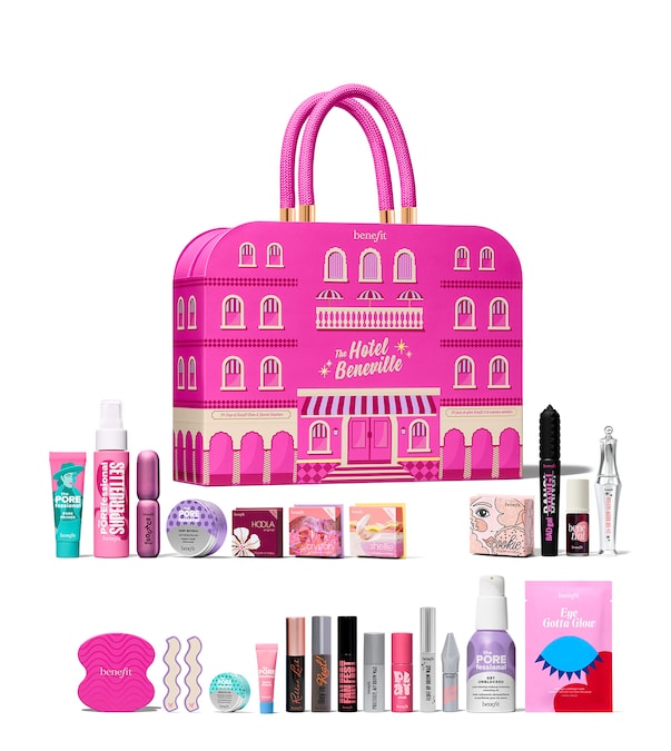 Unboxing in stile vacanza lusso per The Hotel Beneville di Benefit. Il packaging rimanda all’architettura di un albergo d’epoca e, una volta aperto, ventiquattro porticine numerate danno accesso alle stanze dei cadeaux. Oltre a prodotti make-up e skin care (full, mini e travel size), anche i patch defatiganti occhi e accessori come lo specchietto da borsetta e le mollette per capelli.