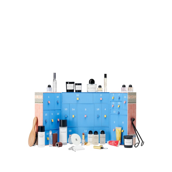 Midwinter Tale è il tema del Calendario dell’Avvento Holiday di Byredo, ispirato alle tradizioni dell’inverno nordico come appare chiaro già dai motivi sull’esterno della confezione, che richiamano una trama lavorata a maglia, tipica del design scandinavo. Nei venticinque cassettini, una fragranza in formato tradizionale insieme a una selezione di taglie discovery e travel.