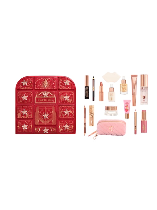 L’edizione 2026 di Charlotte Tilbury, Beauty Wonderland, si preannuncia un rinnovato successo (quella dello scorso anno ha venduto un pezzo ogni minuto). In primis per il nuovo packaging: una cassettiera rigida, riutilizzabile in seguito come vanity table. E naturalmente per l’offerta di prodotti: quindici must have maquillage e trattamento viso (di cui quattro in formato originale) e un gua sha in quarzo utilizzato nella Skin Spa di Londra.