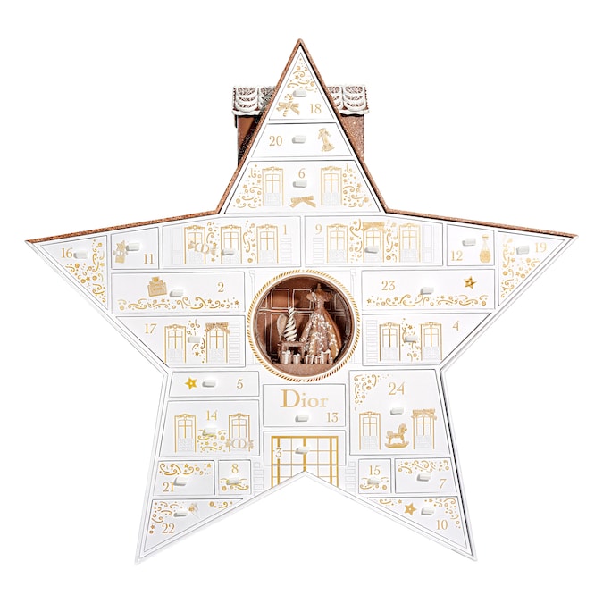 Capolavoro di cartotecnica, il Calendario dell’Avvento 30 Montaigne di Dior è concepito per ricreare fedelmente la facciata dello storico atelier parigino, decorato con un medaglione di pan di zenzero cosparso di zucchero. Una volta aperto svela incastonata in una stella la scenografia di un abito couture e tutt’attorno ventiquattro cassettini con prodotti emblematici della Maison tra profumi, trattamento e trucco.