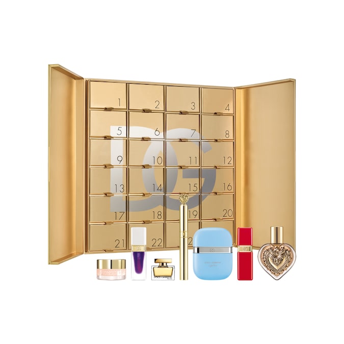 Una dust bag in tessuto protegge Beauty Advent Calendar di Dolce&Gabbana Beauty. Il cofanetto dorato è realizzato come una cassettiera riconvertibile dopo Natale articolata in ventiquattro scomparti che ospitano una raccolta distintiva di fragranze (Light Blue, Devotion, The One), prodotti per il trucco - incluso un esclusivo piegaciglia griffato - e referenze dedicate alla skincare.
