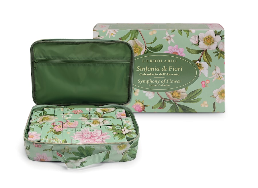Una valigetta di sorprese: il Calendario dell’Avvento di L’Erbolario si presenta come un capiente beauty case in tessuto con stampa floreale e custodisce ventiquattro minitaglie dei prodotti più venduti e delle ultime novità corpo, viso e capelli. Le scatoline che li contengono possono essere riutilizzate come decorazioni da appendere all’albero di Natale, facendo passare nel foro cordino e pompon inclusi nella confezione.