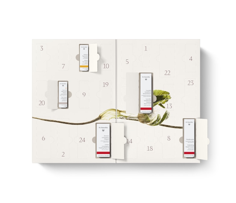 La scelta più “naturale” per chi ama le formule green è il Calendario dell’Avvento di Dr. Hauschka: una selezione di ventiquattro prodotti per la cura di viso e corpo che combinano texture sensoriali, composizioni olfattive leggere ma soprattutto formule naturali certificate al 100%, composte dove possibile da ingredienti di coltivazioni sostenibili e socialmente responsabili.