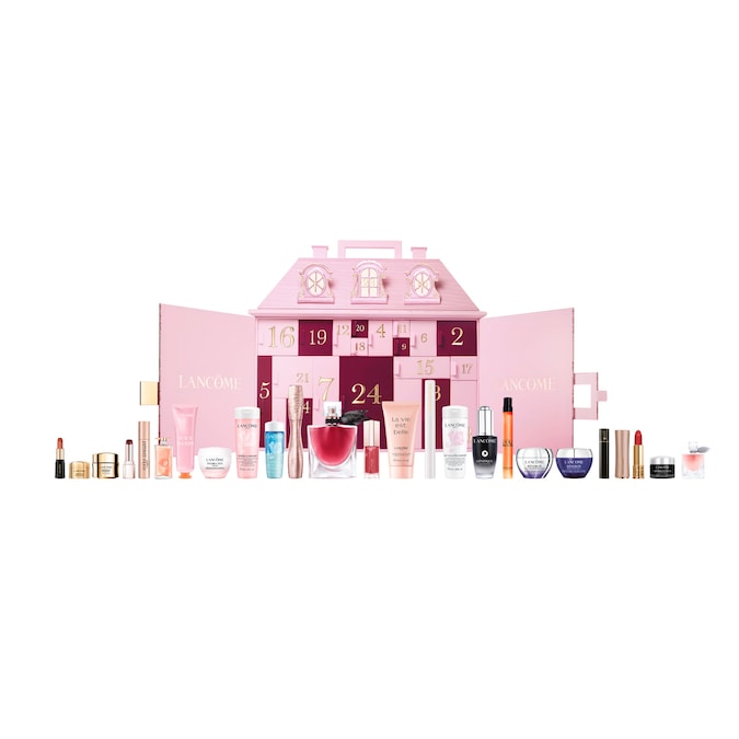 Il design del Calendario dell’Avvento di Lancôme, un fiabesco palazzo parigino nelle sfumature rosa e oro, è firmato dall’artista francese Octave Marsal. Dietro le porte con apertura a libro di questa “casa delle bambole” in versione beauty, ventiquattro scatoline fanno da scrigno ai tesori di skincare, maquillage e fragranze, otto in formato vendita e sedici da viaggio.