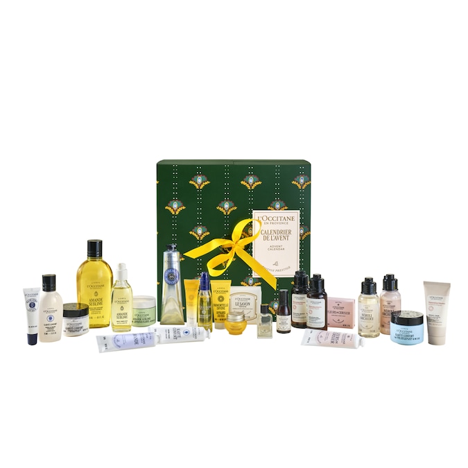 Per il cinquantesimo anniversario, L’Occitane en Provence racconta l’arte dell’accoglienza provenzale attraverso le illustrazioni di Caroline Romain-Desfossés che decorano la scatola del Calendario dell’Avvento DeLuxe: come una tavola imbandita vista dall’alto, spiccano dettagli di fette d’arancia, rami di pino, piatti bianchi, mimosa e melograni. Nei ventiquattro cassetti estraibili, trattamenti premium per corpo, viso e capelli.