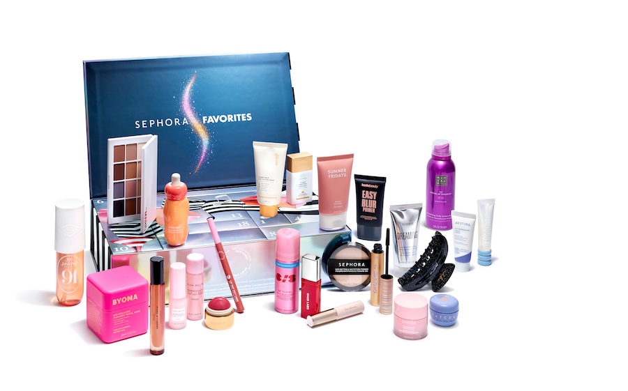 Una proposta multibrand con una selezione di ventiquattro prodotti dei marchi più virali (come Rare Beauty, Gisou, Drunk Elephant, Tatcha). Il Calendario dell’Avvento Sephora Favorites di Sephora si rivela anche una scelta attenta a sostenibilità e sociale: il cartone del packaging, infatti, è realizzato con il 38,4% di materiali riciclati, mentre design e assemblaggio sono stati realizzati in collaborazione con lavoratori portatori di disabilità.