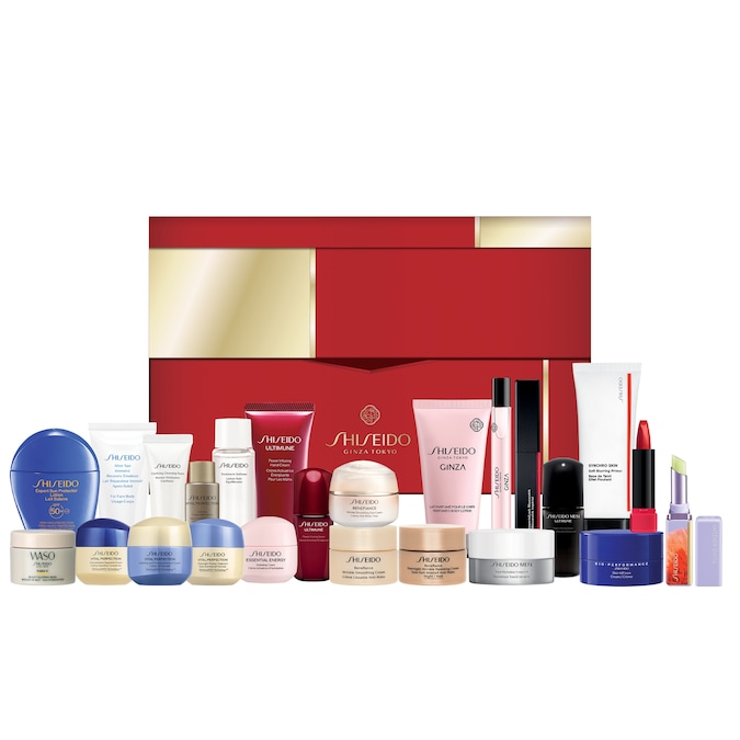 Il cofanetto a struttura rigida con due scomparti sovrapposti contiene l’antologia J-beauty di fascia luxury. Global Advent Calendar Ginza Wonder di Shiseido custodisce ventiquattro essenziali (di cui cinque in taglia vendita) per make-up, cura della pelle e protezione solare. Le mini boîte che li contengono sono decorate con linee che riprendono la forma dei petali di camelia, simbolo del brand.