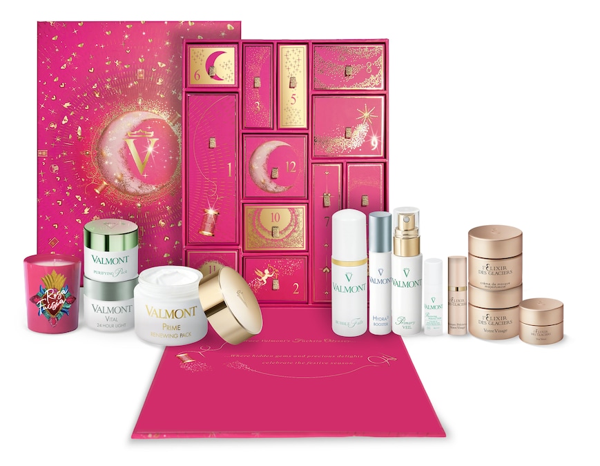 Lontano dagli schemi cromatici del natale, il Calendario dell’Avvento Fuchsia Odyssey di Valmont si veste di un color magenta saturo e luminoso, impreziosito da stelle e lune stilizzate in oro lucido. Un oggetto da collezione che esaudisce dodici desideri, uno per ogni cassettino, con le referenze luxury della linea viso L’Elixir des Glaciers. E che successivamente si può riutilizzare come portagioie.