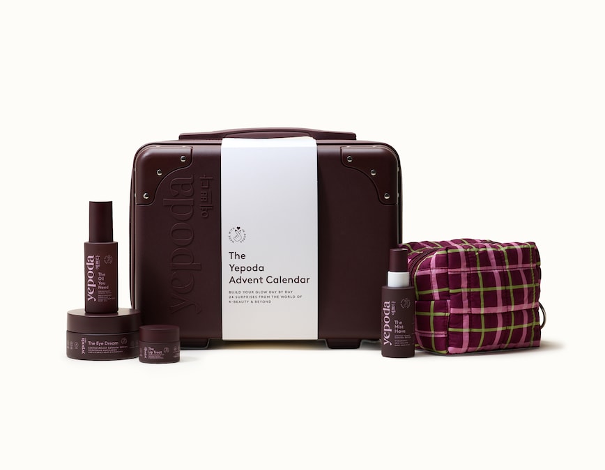 Il savoir-faire della skincare coreana arriva con la travel suitcase The Yepoda Advent Calendar: un ulteriore segnale della maggiore attenzione alla riduzione degli sprechi, anche attraverso packaging che possono continuare ad essere utilizzati. Per i ventiquattro giorni di countdown un carosello di classici viso e corpo ma anche prodotti in edizione limitata, sviluppati appositamente per l’occasione.