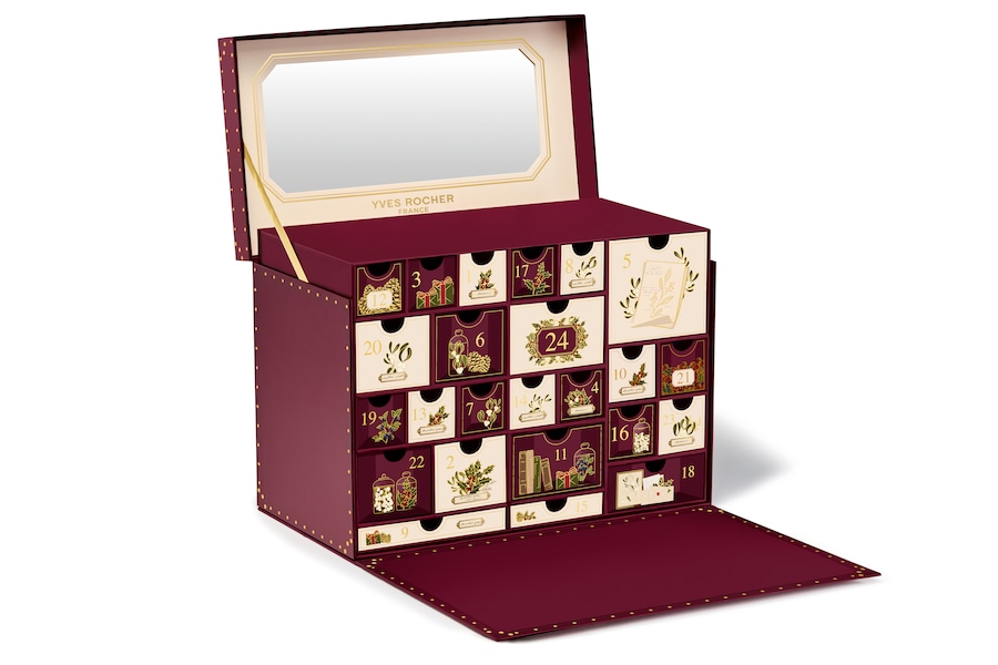 Uno scrigno con tanto di specchio e cassetti reversibili dotati di etichetta che permette di personalizzarli scrivendo il contenuto che ospiteranno una volta svuotati. Il Calendario dell’Avvento Premium di Yves Rocher offre una selezione più che generosa di novità, accessori (dischetti viso, spazzola e guanto doccia), prodotti storici del marchio e one shot natalizi: ventiquattro in tutto, di cui quindici formato full size.
