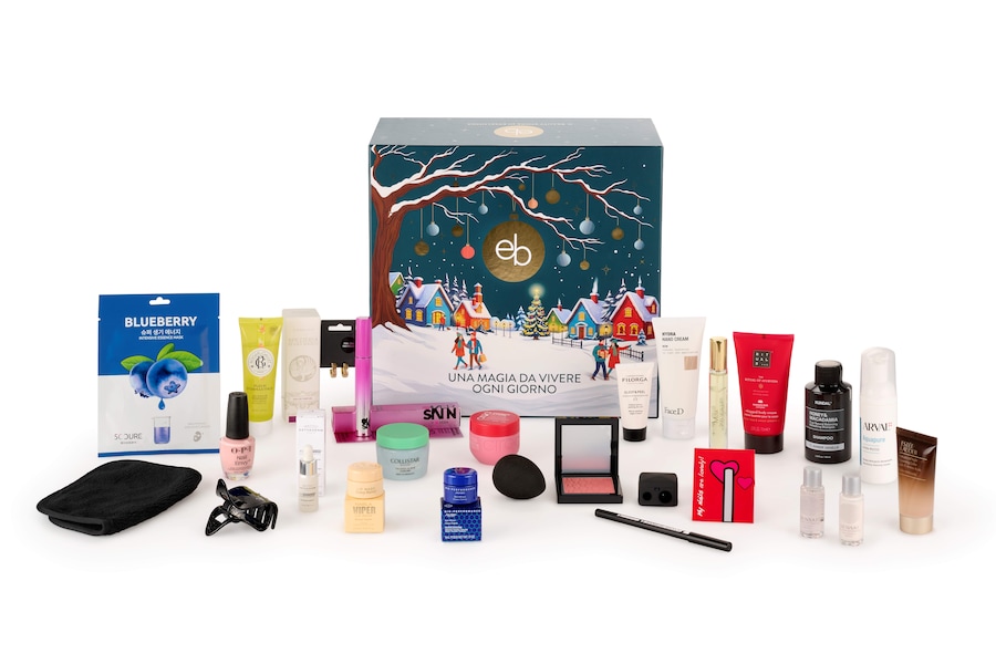 Disponibili in due versioni esclusive, nelle tonalità ottanio e magenta, sono veri e propri villaggi natalizi da esplorare giorno dopo giorno. La selezione unisce infatti proposte skincare e body care - con brand come Sensai e Clinique, Ciroa - a prodotti per l’haircare – come Kundal – fino al make-up – con Mesauda e Nabla - e alle fragranze – tra cui Lattafa e Spezieria di San Marco. Completano l’offerta alcuni accessori come la beauty blender e il temperino a marchio eb. Per chi è alla ricerca di un’idea regalo per lui, eb propone un esclusivo kit beauty uomo: una pratica pochette che racchiude una selezione di nove prodotti dedicati alla cura personale, skincare e bodycare. Un set pensato per accompagnare la routine quotidiana con tutto il necessario per prendersi cura di sé.
