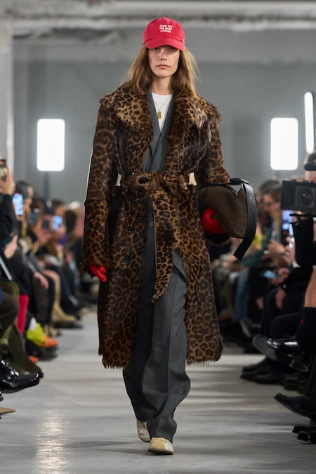 Ami Paris. Cappotto in cavallino a stampa maculata chiuso da cintura