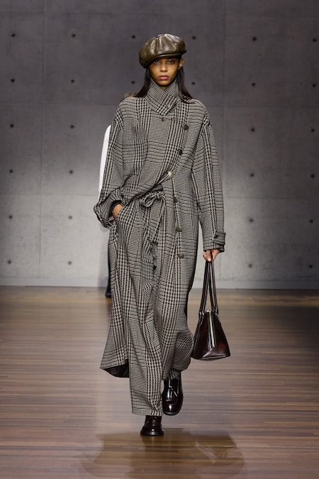 Emporio Armani. Cappotto con chiusura laterale in lana macro Galles bicolore con pantaloni ampi coordinati