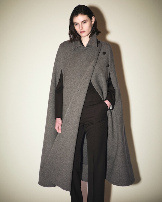 Federica Bonifaci x Vitale Barberis Canonico. Cappotto a mantella in lana pettinata Mouliné Winter Covert con abbottonatura laterale