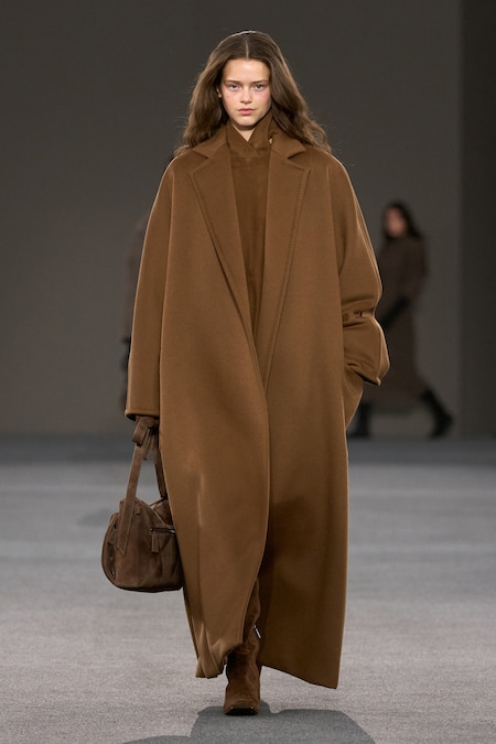 Max Mara. Cappotto over e maxi in double di lana e cashmere senza bottoni