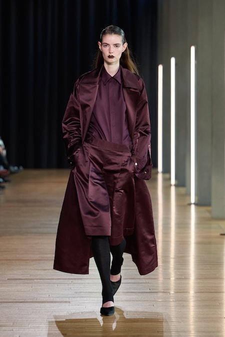 Sa Su Phi. Trench e gonna in duchesse di seta, camicia in twill di seta