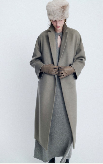 Agnona. Cappotto a vestaglia in cashmere double con tasche a filetto con travette alla francese. Maglione in cashmere a coste inglese, gonna lunga coordinata