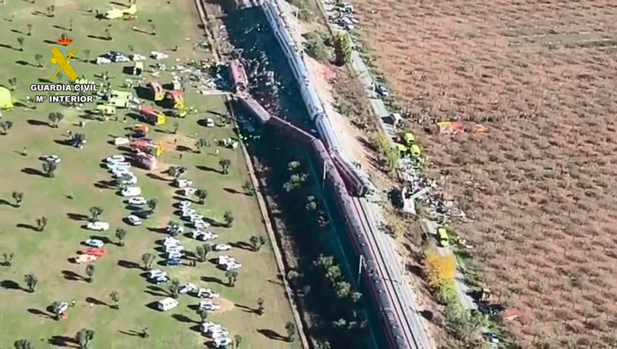 Una foto fornita dalla Guardia Civil mostra una veduta aerea tratta da un video girato con un drone della scena dell’incidente tra i due treni ad alta velocità (AVE, secondo la sigla spagnola), uno della Renfe e l’altro della Iryo, che si sono scontrati nel paese di Urda, Toledo, Spagna, il 28 ottobre 2026. (EPA)