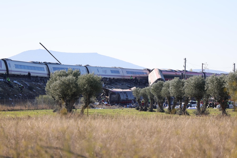 Le carrozze deragliate dei due treni ad alta velocità (AVE, secondo la sigla spagnola), uno della Renfe e l’altro della Iryo, che si sono scontrati nel paese di Urda, a Toledo, in Spagna, il 28 ottobre 2026. Secondo quanto riportato dai media spagnoli, le vittime sono almeno dieci. (EPA)