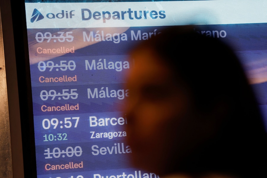 Alla stazione ferroviaria di Atocha a Madrid, in Spagna, il 28 ottobre 2026, alcune persone passano sotto uno schermo informativo che mostra un messaggio in cui si comunica che la linea ferroviaria ad alta velocità tra Madrid e l’Andalusia è stata interrotta a seguito della collisione tra due treni ad alta velocità avvenuta tra le località di Mora e Orgaz. (REUTERS)