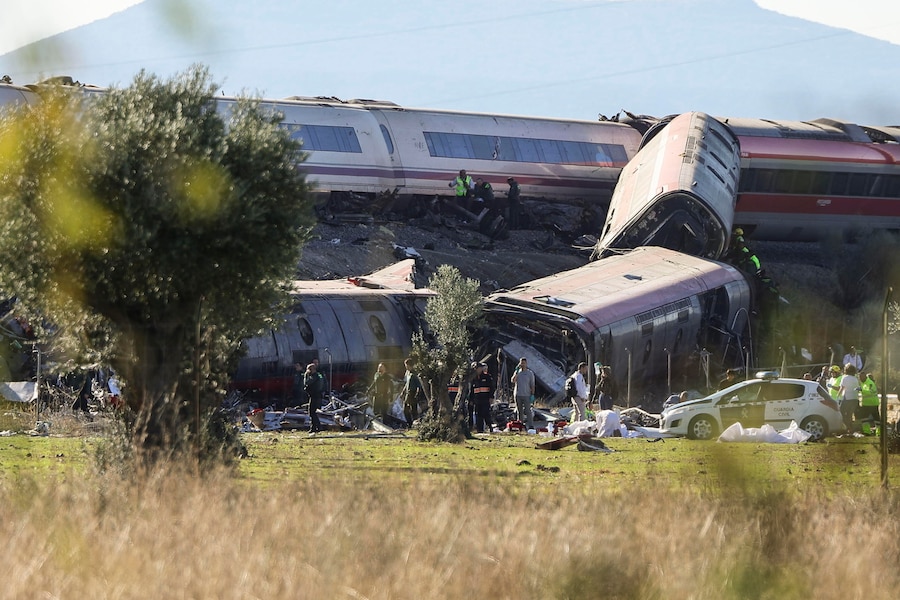 Le carrozze deragliate dei due treni ad alta velocità (AVE, secondo la sigla spagnola), uno della Renfe e l'altro della Iryo, che si sono scontrati nel paese di Urda, a Toledo, in Spagna, il 28 ottobre 2026. Secondo quanto riportato dai media spagnoli, le vittime sono almeno dieci. (EPA)
