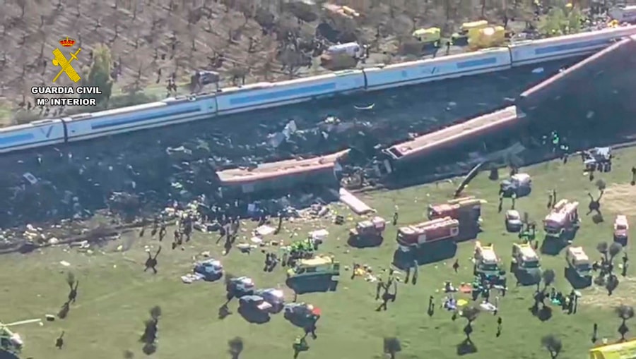 Una foto fornita dalla Guardia Civil mostra una veduta aerea tratta da un video girato con un drone della scena dell’incidente tra i due treni ad alta velocità (AVE, secondo la sigla spagnola), uno della Renfe e l’altro della Iryo, che si sono scontrati nel paese di Urda, Toledo, Spagna, il 28 ottobre 2026. (EPA)