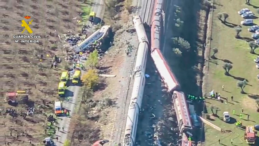 Una foto fornita dalla Guardia Civil mostra una veduta aerea tratta da un video girato con un drone della scena dell’incidente tra i due treni ad alta velocità (AVE, secondo la sigla spagnola), uno della Renfe e l’altro della Iryo, che si sono scontrati nel paese di Urda, Toledo, Spagna, il 28 ottobre 2026. (EPA)