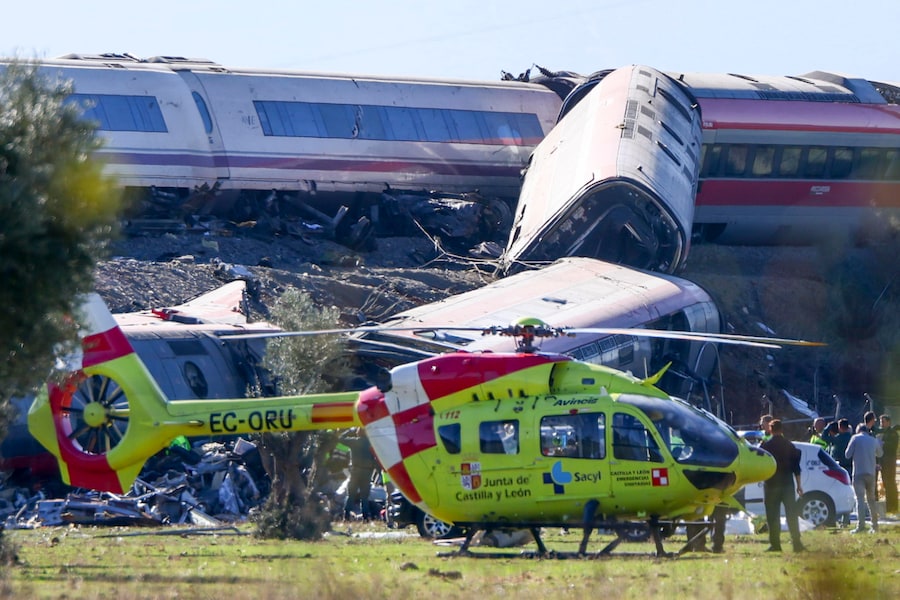 Le carrozze deragliate dei due treni ad alta velocità (AVE, secondo la sigla spagnola), uno della Renfe e l’altro della Iryo, che si sono scontrati nel paese di Urda, a Toledo, in Spagna, il 28 ottobre 2026. Secondo quanto riportato dai media spagnoli, le vittime sono almeno dieci. (EPA)