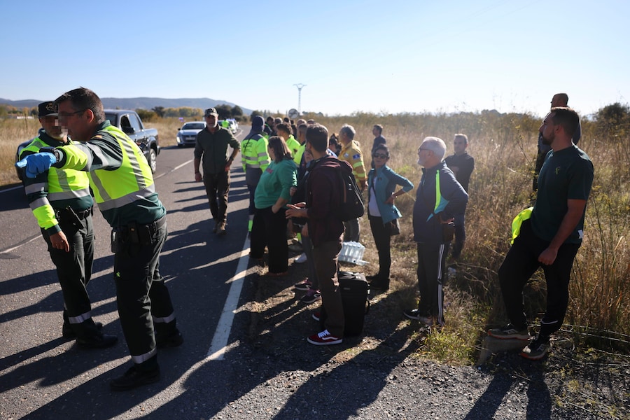 Una squadra di soccorso e alcuni membri della Guardia Civil arrivano sul luogo dell’incidente in cui si sono scontrati due treni ad alta velocità (AVE, secondo la sigla spagnola), uno della Renfe e l’altro della Iryo, nel paese di Urda, a Toledo, in Spagna, il 28 ottobre 2026. (EPA)