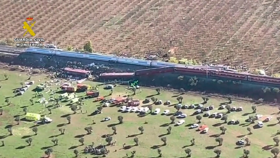 Una foto fornita dalla Guardia Civil mostra una veduta aerea tratta da un video girato con un drone della scena dell’incidente tra i due treni ad alta velocità (AVE, secondo la sigla spagnola), uno della Renfe e l’altro della Iryo, che si sono scontrati nel paese di Urda, Toledo, Spagna, il 28 ottobre 2026. (EPA)