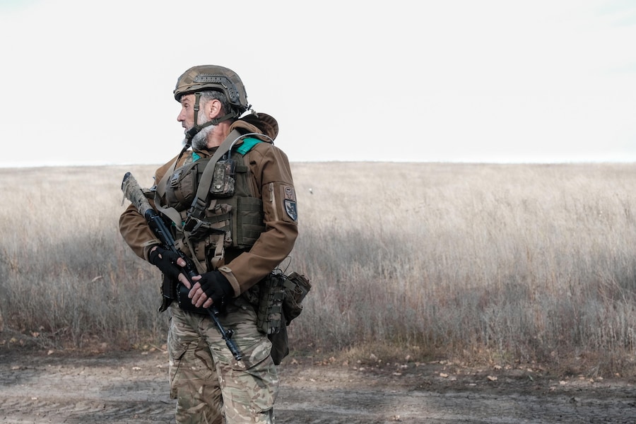 Militari della 93ª Brigata “Kholodnyi Yar” dell’esercito ucraino vigilano sul possibile avvicinamento di droni nemici nei pressi della loro posizione sul fronte di Kramatorsk, nella regione di Donetsk, nell’Ucraina orientale, il 27 ottobre 2026. (EPA)
