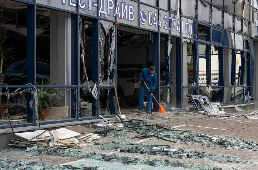 Una concessionaria di veicoli commerciali colpita da un attacco russo in una zona residenziale di Kiev, in Ucraina, il 27 ottobre 2026. (EPA)