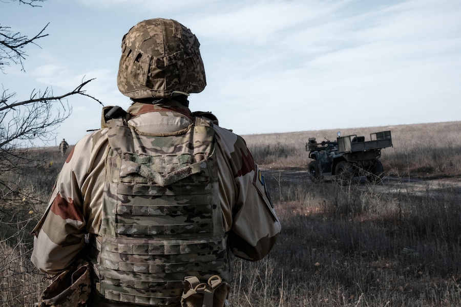 Militari della 93ª Brigata “Kholodnyi Yar” dell’esercito ucraino vigilano sul possibile avvicinamento di droni nemici nei pressi della loro posizione sul fronte di Kramatorsk, nella regione di Donetsk, nell’Ucraina orientale, il 27 ottobre 2026. I droni controllati tramite fibra ottica sono in grado di eludere le contromisure elettroniche; i soldati devono abbatterli con i fucili quando entrano nel raggio d’azione, motivo per cui attualmente sono i droni più utilizzati sul campo di battaglia sia dall’Ucraina che dalla Russia. (EPA)