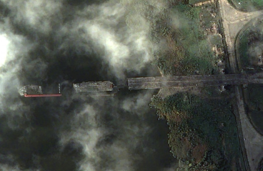 Una vista satellitare del ponte stradale di Antonivka, che un tempo collegava Oleshky alla città di Kherson, a Oleshky, nella regione di Kherson, in Ucraina sotto il controllo russo, 21 ottobre 2026. (via REUTERS)