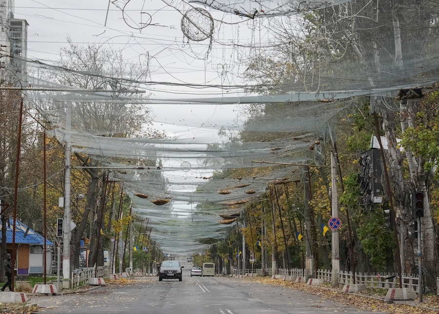 Una strada coperta da una rete anti-drone nella città di Kherson, il 27 ottobre 2026. (REUTERS)