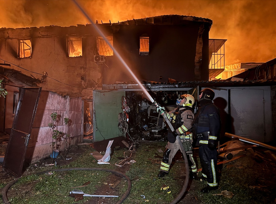 I vigili del fuoco spengono un incendio a Kharkiv dopo un attacco russo. Ucraina, il 28 ottobre 2026. (REUTERS)
