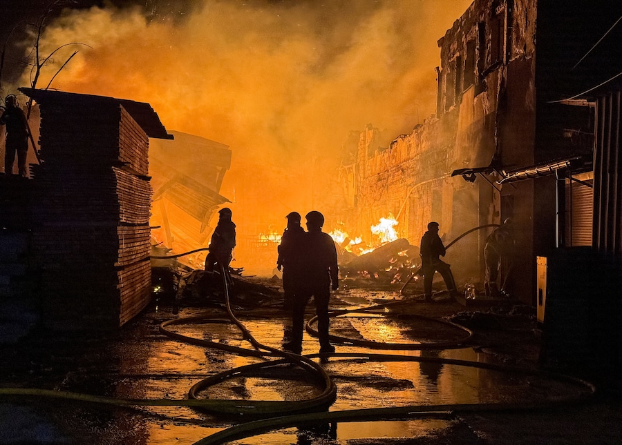 I vigili del fuoco spengono un incendio a Kharkiv dopo un attacco russo. Ucraina, il 28 ottobre 2026. (REUTERS)