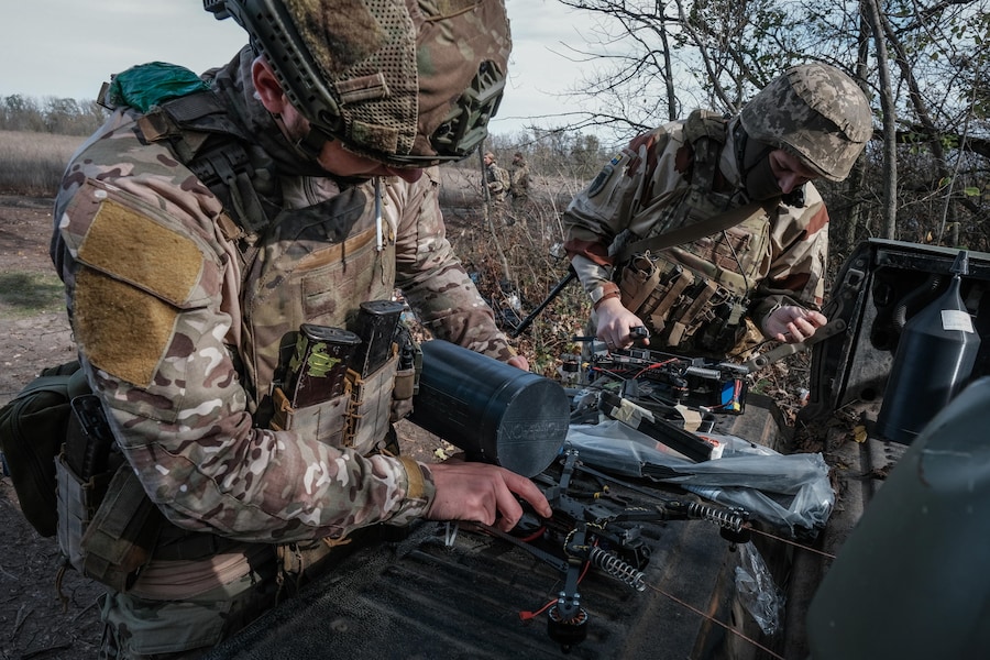 Militari della 93ª Brigata “Kholodnyi Yar” dell’Esercito ucraino preparano al decollo dei droni FPV a fibra ottica sul fronte di Kramatorsk. (EPA)