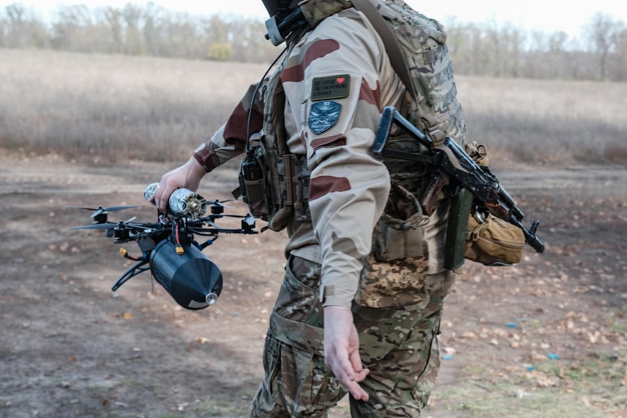 Un soldato della 93ª Brigata “Kholodnyi Yar” dell’Esercito ucraino prepara al decollo un drone FPV a fibra ottica sul fronte di Kramatorsk, nella regione di Donetsk, nell’Ucraina orientale, il 27 ottobre 2026. (EPA)