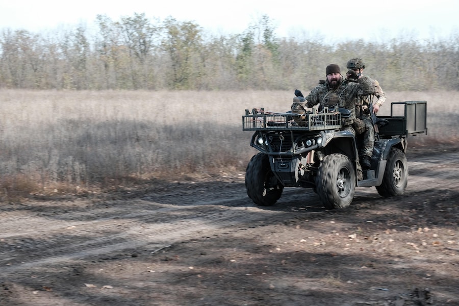 Militari di un'unità droni della 93ª Brigata "Kholodnyi Yar" dell'Esercito ucraino sul fronte di Kramatorsk, nella regione di Donetsk, nell'Ucraina orientale, il 27 ottobre 2026. (EPA)