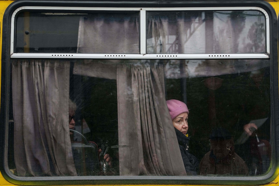 Una donna guarda fuori dal finestrino di un autobus durante una tregua locale legata alle operazioni di evacuazione degli abitanti di Oleshky, nella regione di Kherson, in Ucraina. (APN)