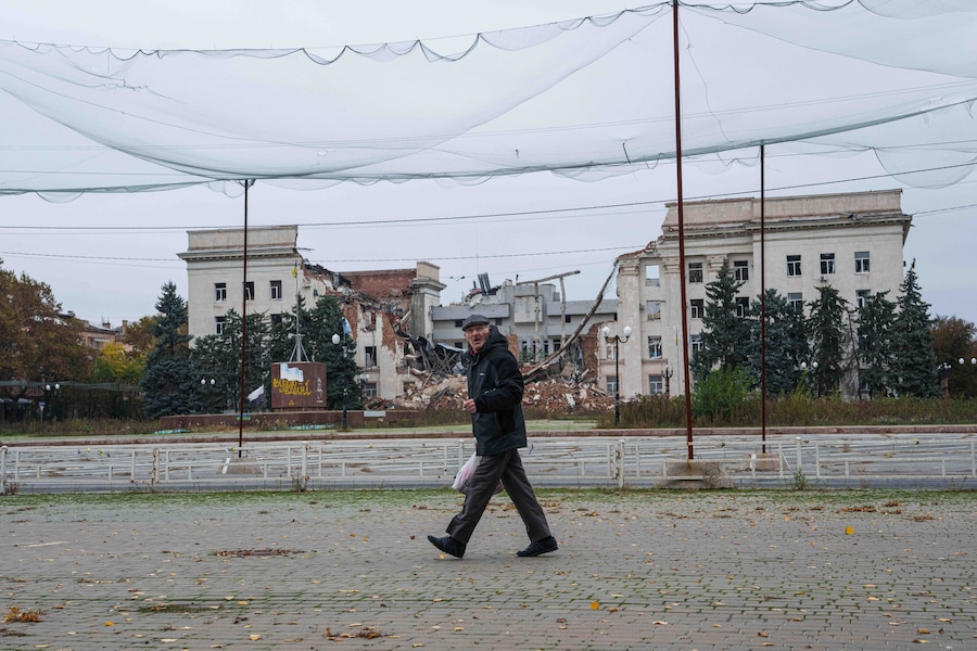 Un uomo cammina in strada sotto le reti anti-drone durante una tregua locale legata alle operazioni di evacuazione dei residenti di Oleshky, nella regione di Kherson, in Ucraina, martedì 27 ottobre 2026. (APN)