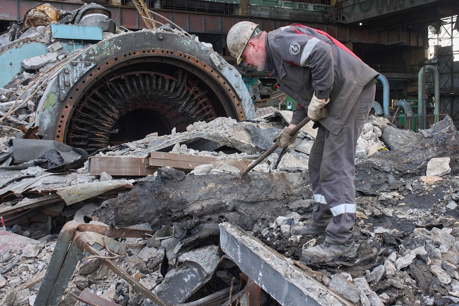 Un operaio rimuove i detriti all’interno di un’officina della centrale termica di Trypilska, in seguito a un recente attacco missilistico russo a Ukrainka, nella regione di Kiev, in Ucraina, lunedì 26 ottobre 2026. (APN)