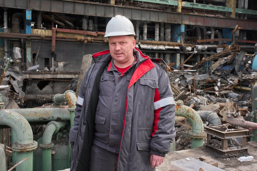 Yurii Kharko, direttore della centrale termica di Trypilska, ispeziona i danni causati da un attacco missilistico russo a Ukrainka, nella regione di Kiev, in Ucraina, lunedì 26 ottobre 2026. (APN)