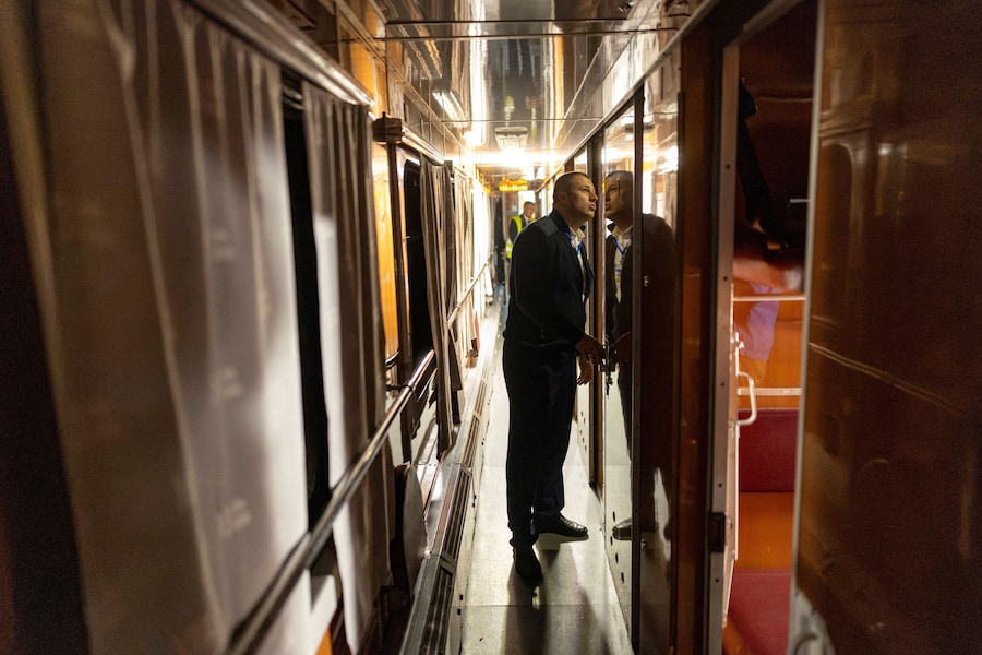 Nella regione di Dnipropetrovsk, in Ucraina, nel contesto dell’attacco russo all’Ucraina, il personale di bordo ordina ai passeggeri di evacuare un treno notturno con vagoni letto gestito dalla compagnia ferroviaria statale Ukrzaliznytsia a causa della minaccia rappresentata da un drone russo. (REUTERS)