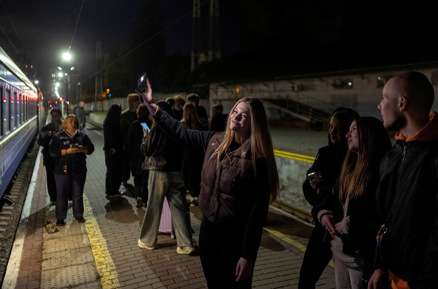 La studentessa Ruslana Panesyk, 18 anni, si scatta un selfie con le sue amiche prima di salire a bordo di un treno notturno con vagoni letto gestito dalla compagnia ferroviaria statale Ukrzaliznytsia, mentre la Russia sta attaccando l’Ucraina, a Odessa, in Ucraina. (REUTERS)