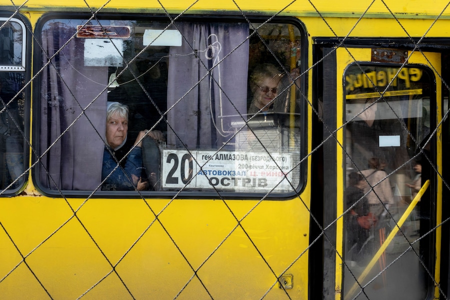 A Kherson, in Ucraina, il 28 ottobre 2026, alcune persone sono sedute su un autobus che percorre una strada coperta da reti anti-drone durante una tregua regionale, nel contesto dell'attacco della Russia all'Ucraina. (REUTERS)