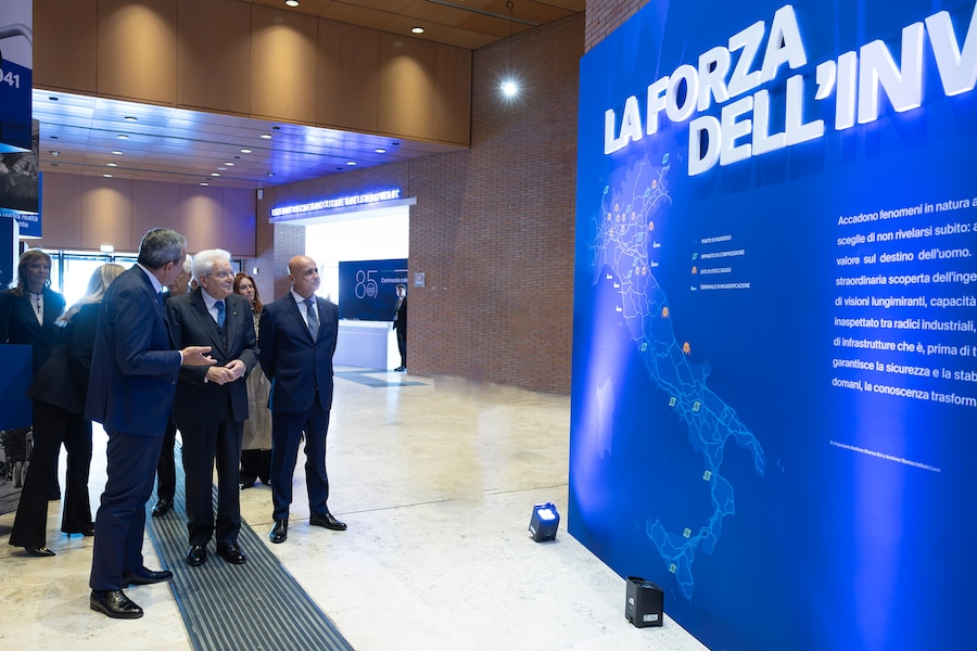 Il presidente della Repubblica Sergio Mattarella, con Alessandro Zehentner, presidente di Snam, Agostino Scornajenchi, amministratore delegato di Snam, in occasione della cerimonia dell'85° anniversario di costituzione di Snam (foto di Francesco Ammendola - Ufficio per la Stampa e la Comunicazione della Presidenza della Repubblica)
