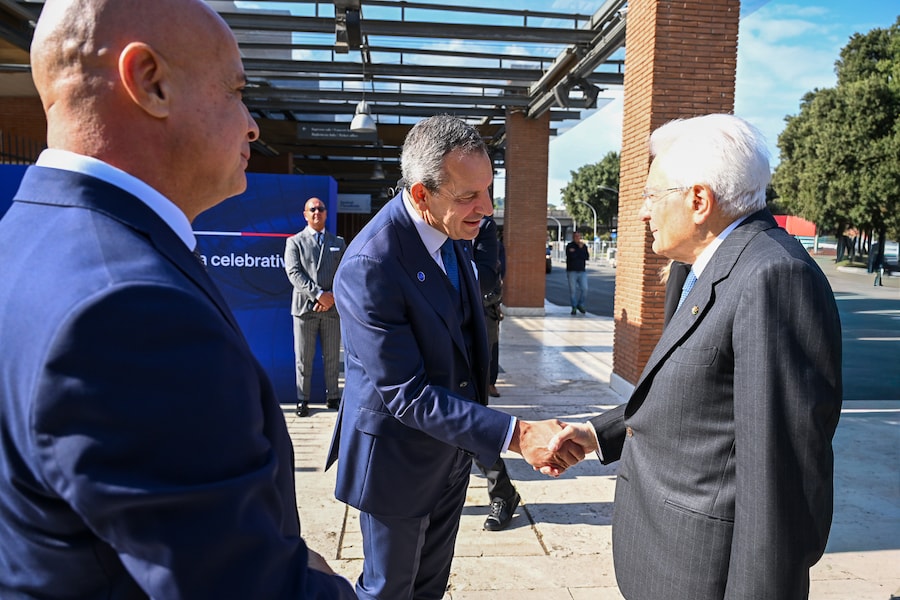 L’arrivo del capo dello Stato, Sergio Mattarella, alle celebrazioni per gli 85 anni di Snam. Ad attenderlo l’ad Agostino Scornajenchi (a destra) e, sulla sinistra, il presidente Alessandro Zehentner.