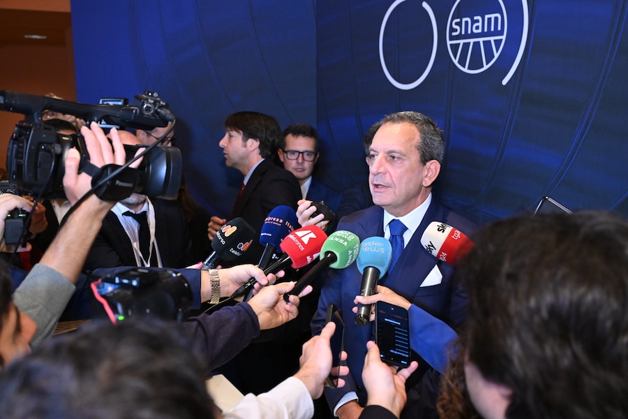 L’ad di Snam, Agostino Scornajenchi, nel punto stampa con i cronisti dopo la cerimonia